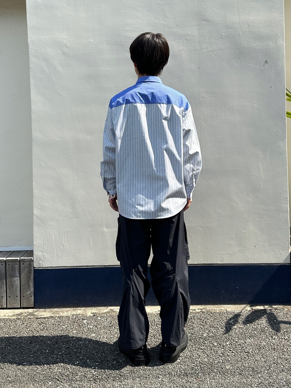 ブルー系のシャツ/ブラウス、ブラック系のブーツを着用したメンズの春コーディネートの3枚目の写真