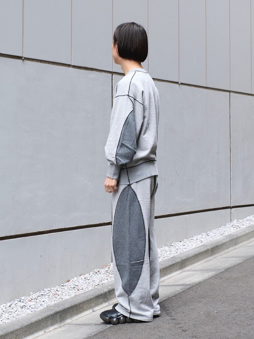 グレー系のスウェットを着用したメンズの冬コーディネートの2枚目の写真