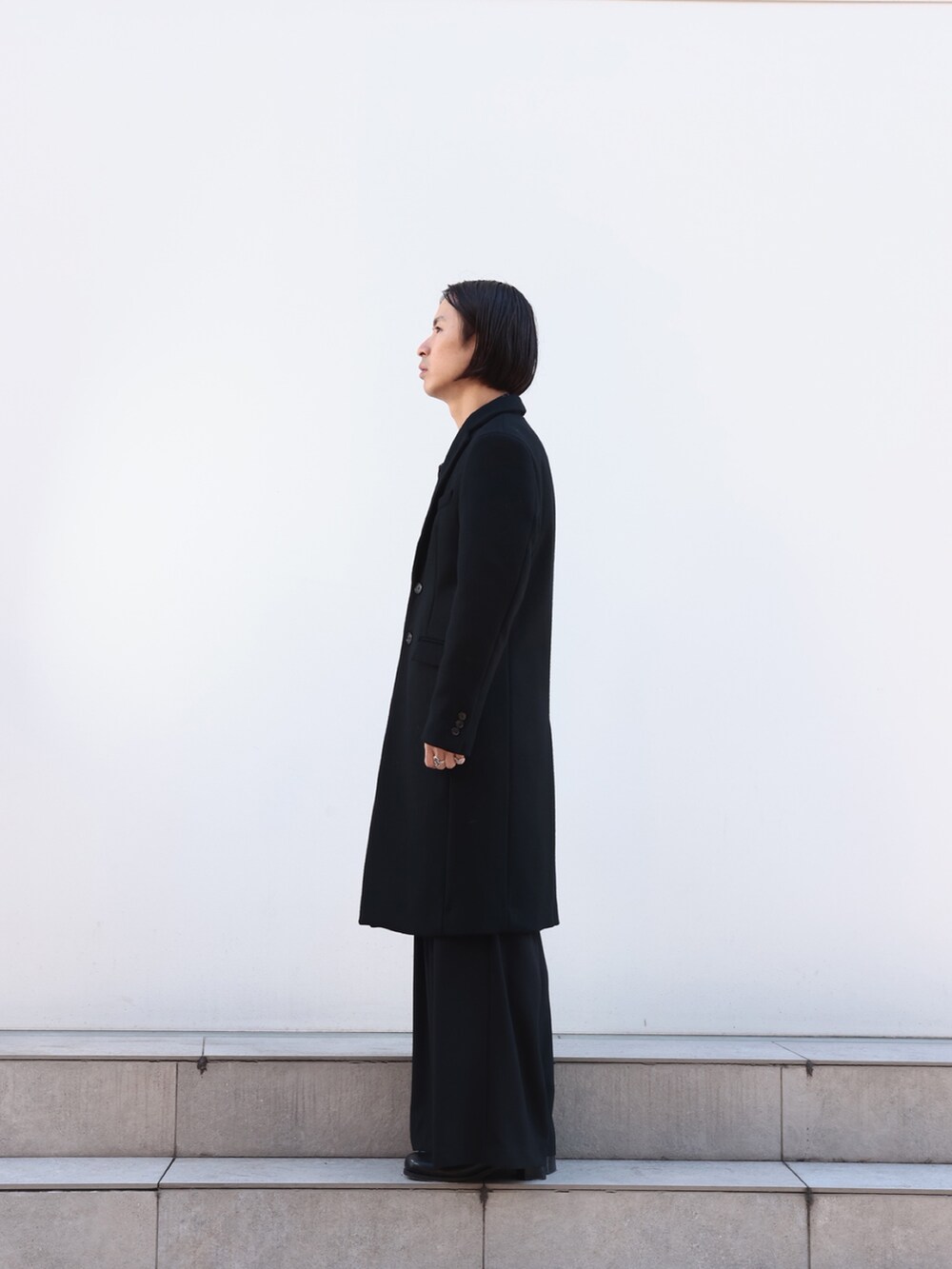 「新星WEARISTAにエントリー、冬、大人コーデ、シンプルスタイル、低身長コーデ、黒、クリスマスに着たい服」｜「STUDIOUSのCashmere wool チェスターコート（チェスターコート、ブラック系）」を使った、yoshidaさん（メンズ・169cm）の冬コーディネートの3枚目の写真