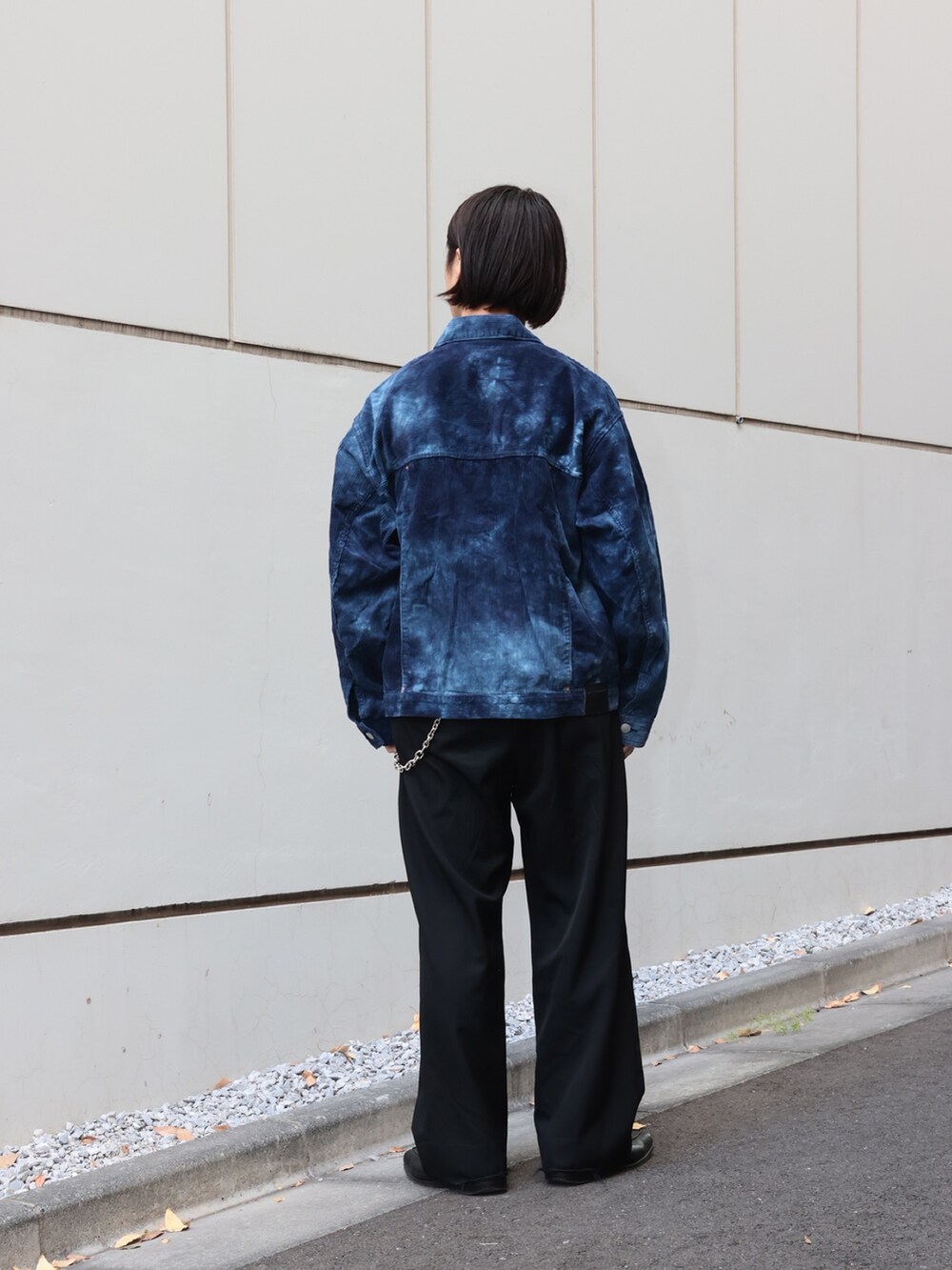 「新星WEARISTAにエントリー、ストリート、今日のコーデ、おしゃれさんと繋がりたい、カジュアルコーデ」｜「JiedaのSWITCHING DYDE CORDUROY JK（ブルゾン、ブルー系）」を使った、yoshidaさん（メンズ・169cm）の冬コーディネートの3枚目の写真