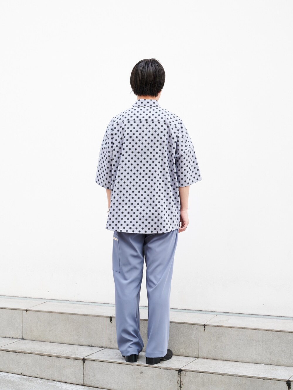 「アツいコーデ全部見せ、今日のコーデ、シンプルコーデ」｜「CULLNIのSTUDIOUS別注 CARGO PANTS（カーゴパンツ、グレー系）」を使った、yoshidaさん（メンズ・169cm）の夏コーディネートの3枚目の写真