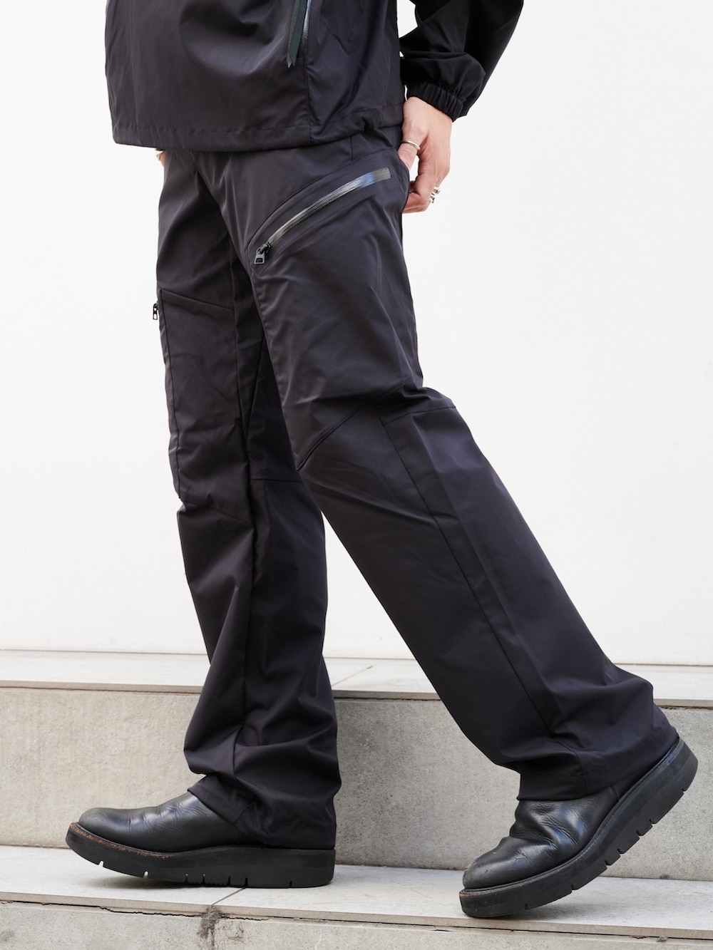 ブラック系のブルゾン、ブラック系のスラックスを着用したメンズの秋コーディネートの6枚目の写真