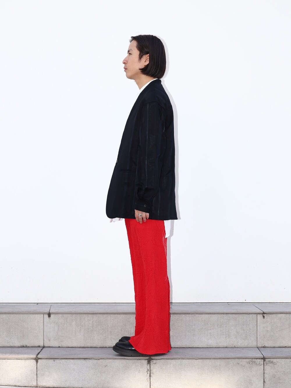 ブラック系のテーラードジャケットを着用したメンズの冬コーディネートの2枚目の写真