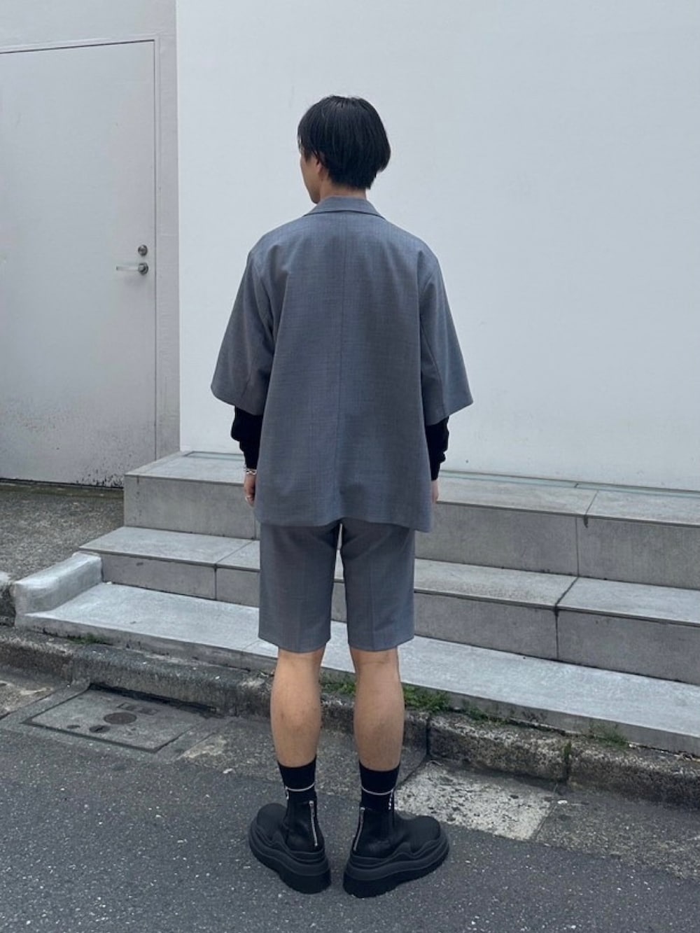 「メンズコーデ」｜「LiNoHのTW OVER TAILORED HALF JKT（テーラードジャケット、グレー系）」を使った、yoshidaさん（メンズ・169cm）の春コーディネートの3枚目の写真