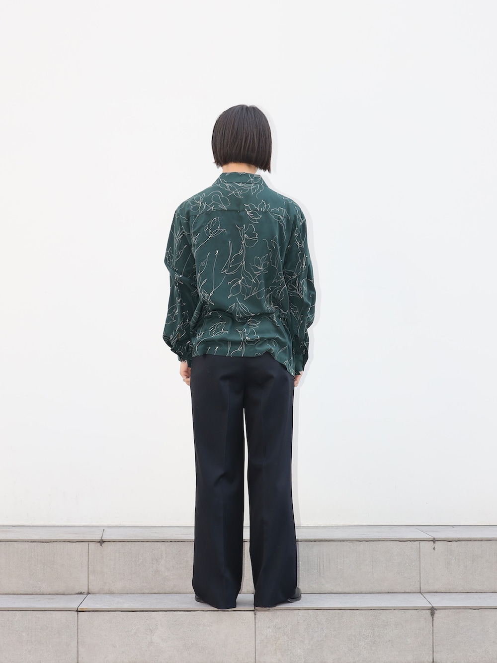 グリーン系のシャツ/ブラウスを着用したメンズの冬コーディネートの3枚目の写真