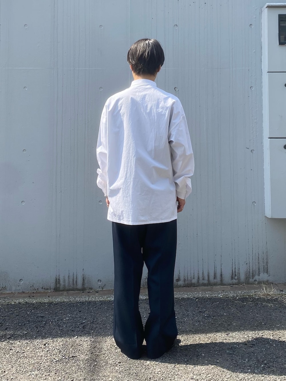 ホワイト系のシャツ/ブラウス、ブルー系のその他パンツを着用したメンズの春コーディネートの3枚目の写真