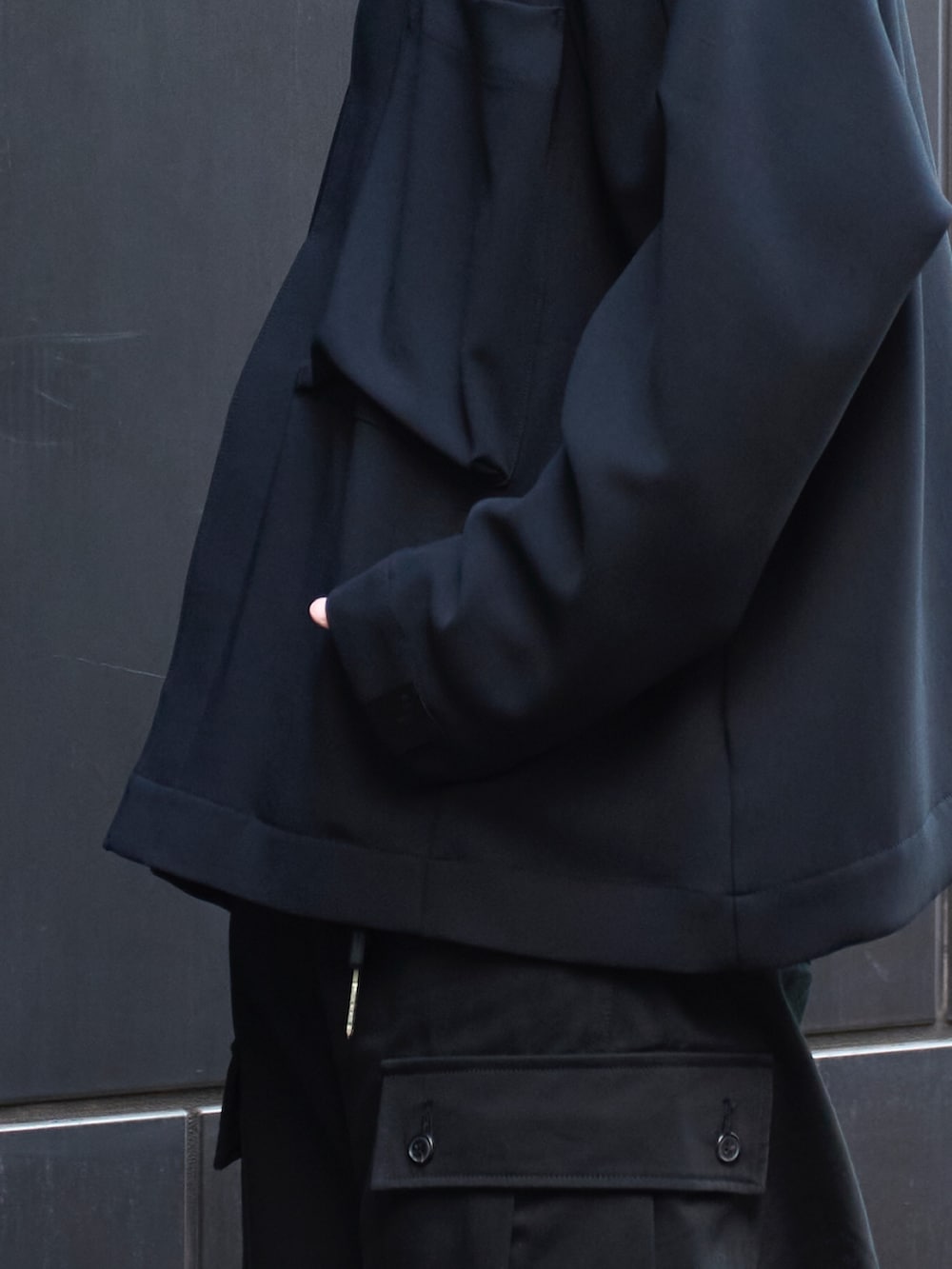「春服、似合うラボに行こう、スニーカー、モノトーン、ワイドパンツ、着回しコーデ、黒」｜「NEONSIGNのSarrouel Cargo Drill Slacks（カーゴパンツ、ブラック系）」を使った、yoshidaさん（メンズ・169cm）の冬コーディネートの5枚目の写真