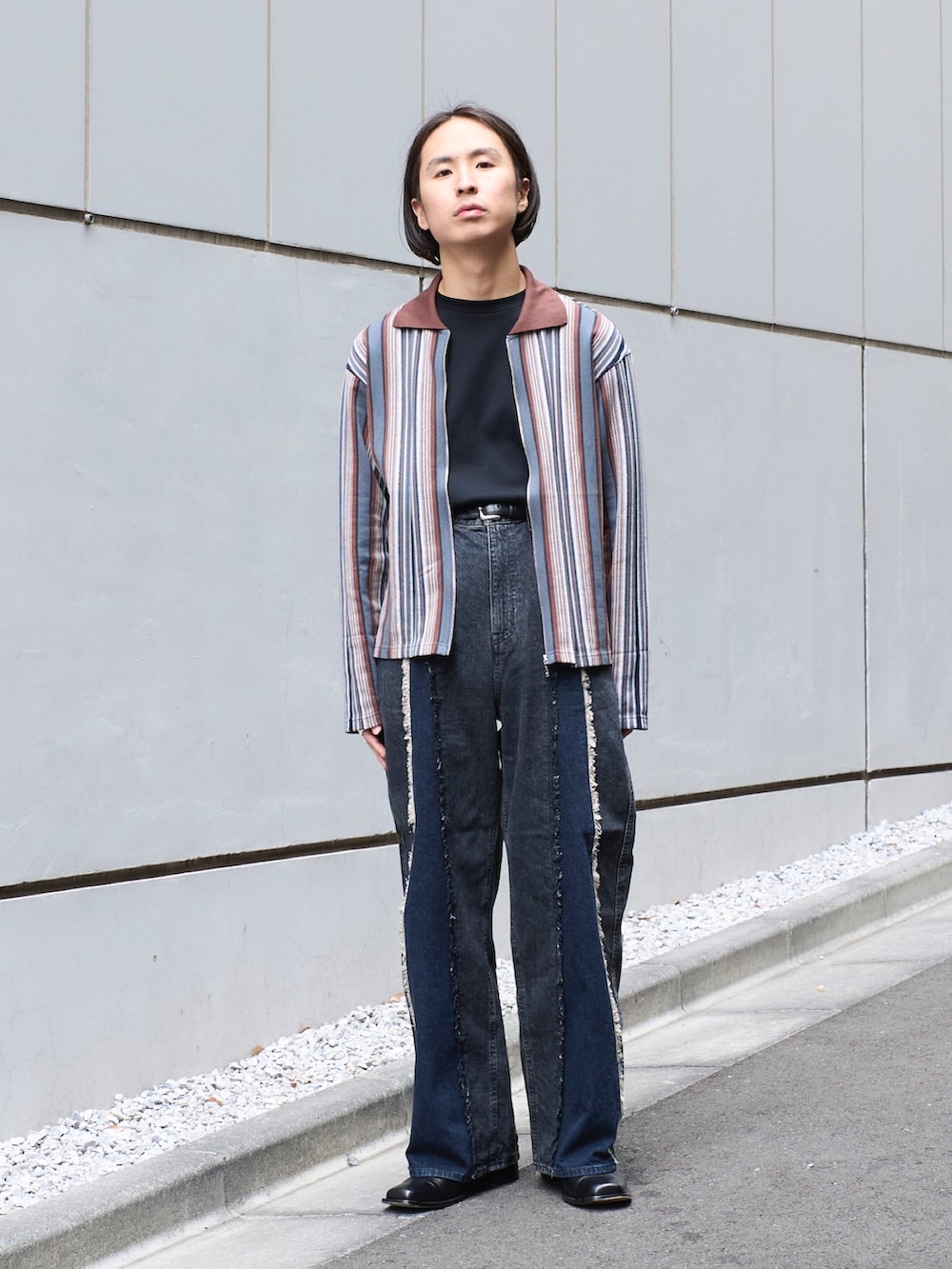 「お出かけコーデ、メンズファッション、休日スタイル、カジュアルコーデ、デニムパンツ、ビッグシルエット、24ssトレンド」｜「JiedaのSTRIPE SHIRT CARDIGAN（カーディガン/ボレロ、ブラウン系）」を使った、yoshidaさん（メンズ・169cm）の冬コーディネートの4枚目の写真