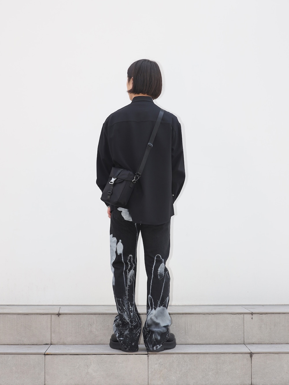 ブラック系のショルダーバッグ、ブラック系のデニムパンツ、ブラック系のシャツ/ブラウスを着用したメンズの冬コーディネートの3枚目の写真