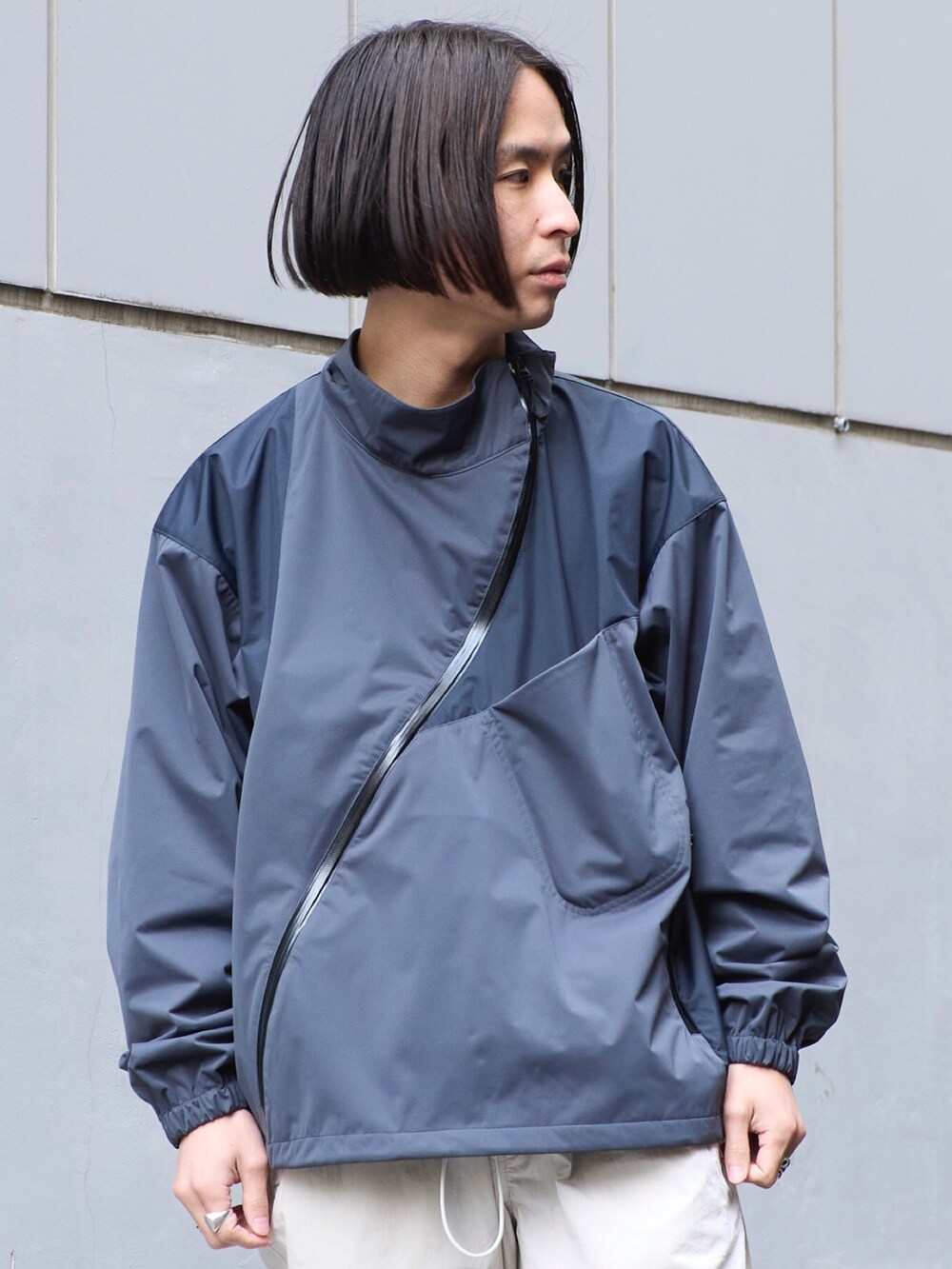 「メンズファッション、スニーカーコーデ、ストリートコーデ、厚底シューズ、24ssトレンド」｜「JiedaのSWITCHING JACKET（ナイロンジャケット、ブラック系）」を使った、yoshidaさん（メンズ・169cm）の冬コーディネートの4枚目の写真