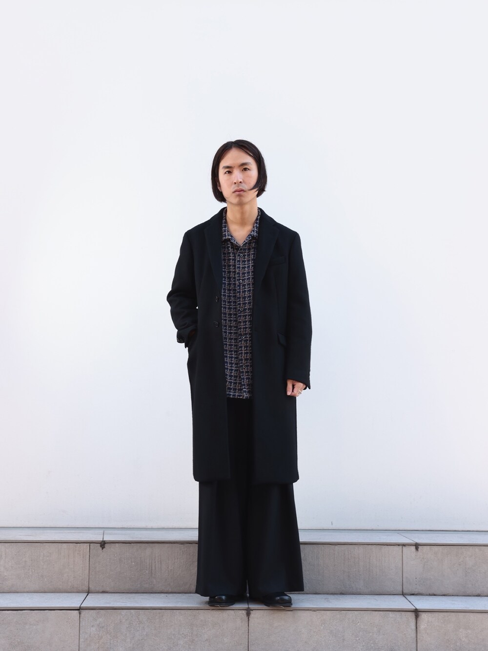 「新星WEARISTAにエントリー、冬、大人コーデ、シンプルスタイル、低身長コーデ、黒、クリスマスに着たい服」｜「STUDIOUSのCashmere wool チェスターコート（チェスターコート、ブラック系）」を使った、yoshidaさん（メンズ・169cm）の冬コーディネートの2枚目の写真