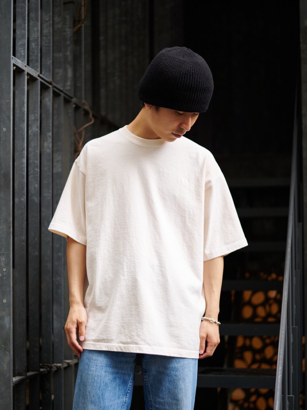 「大人カジュアル、オーバーサイズ、シンプルスタイル、夏服」｜「JiedaのOVERDYE EMBROIDERY S/S TEE（Tシャツ/カットソー、ベージュ系）」を使った、yoshidaさん（メンズ・169cm）の春コーディネートの3枚目の写真