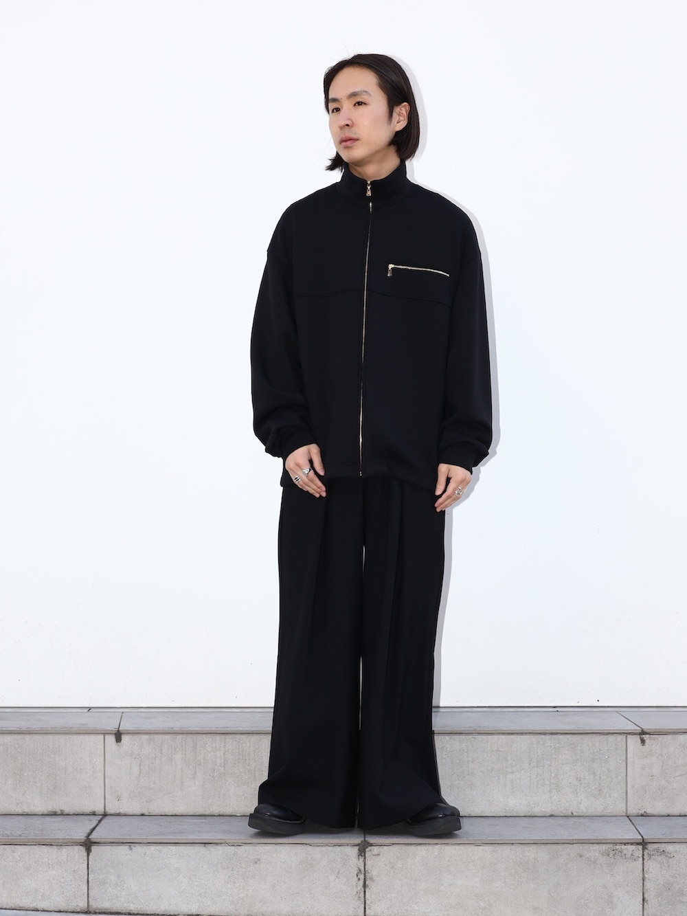 「スウェット、シンプル、ブラック、キレイめ、メンズコーデ、ワントーンコーデ」｜「CULLNIのSTUDIOUS別注FULLZIP STANDCOLLAR（スウェット、ブラック系）」を使った、yoshidaさん（メンズ・169cm）の冬コーディネートの2枚目の写真