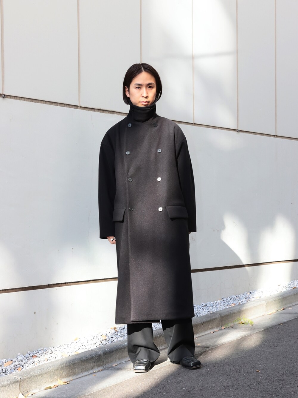 「新星WEARISTAにエントリー、スラックス、ブラック、大人カジュアル、冬、メンズコーデ、クリスマスに着たい服、秋冬コーデ、ワントーンコーデ」｜「STUDIOUSの【WEB限定】２WAY ダブルマキシチェスターコート（ステンカラーコート、ブラック系）」を使った、yoshidaさん（メンズ・169cm）の冬コーディネートの2枚目の写真