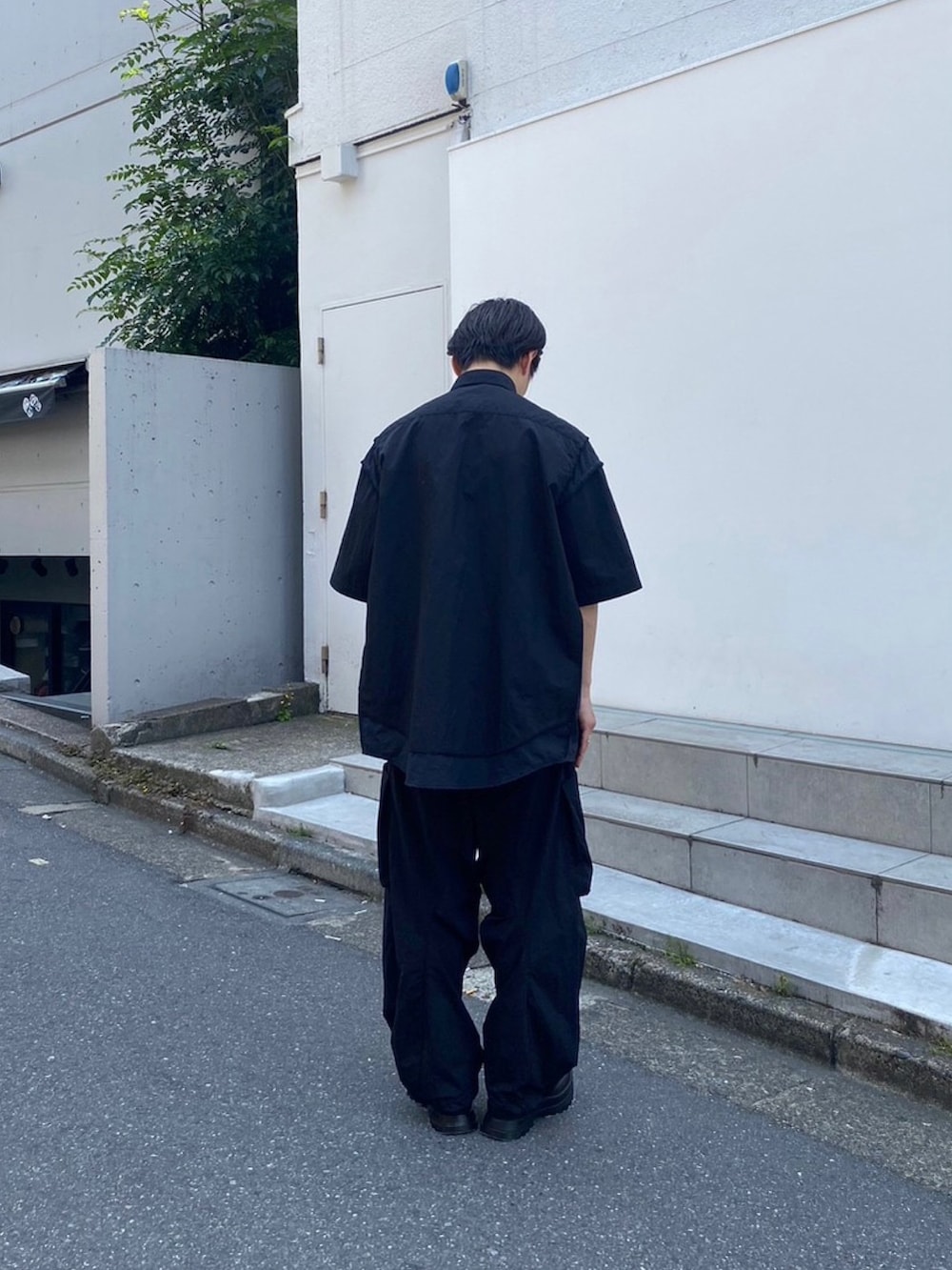 「ゆるコーデ、ストリート、シンプルスタイル」｜「N.HOOLYWOODのSTUDIOUS別注 WIDE TAPERED TROUSERS（カーゴパンツ、ブラック系）」を使った、yoshidaさん（メンズ・169cm）の春コーディネートの3枚目の写真