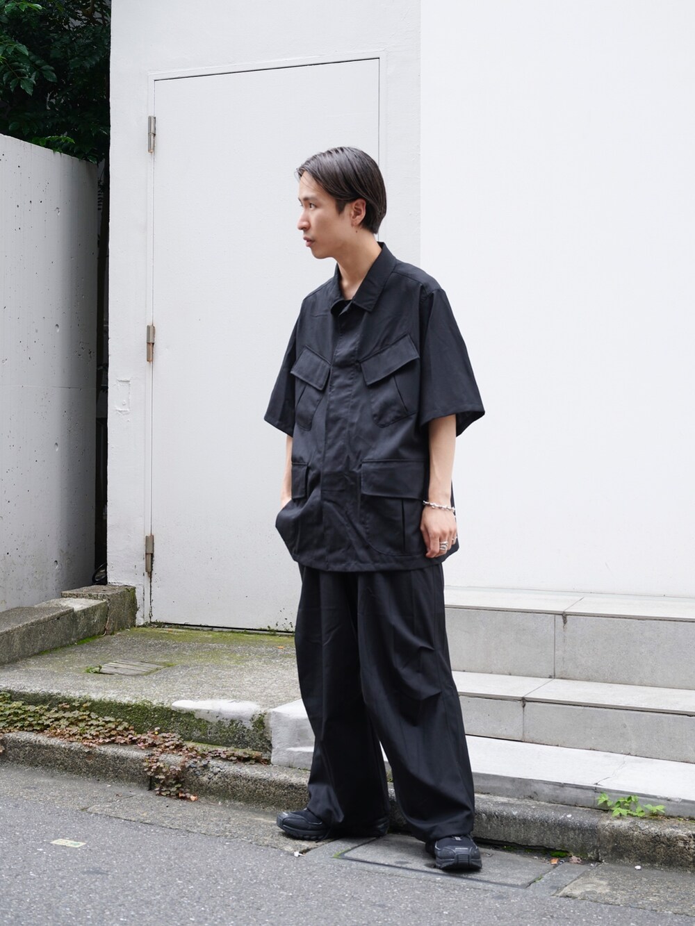 「このスタイルがお気に入り、シンプルコーデ、カジュアル、オトナカジュアル」｜「markaのSTUDIOUS別注 S/S FATIGUE  JKT（シャツ/ブラウス、ブラック系）」を使った、yoshidaさん（メンズ・169cm）の夏コーディネートの2枚目の写真