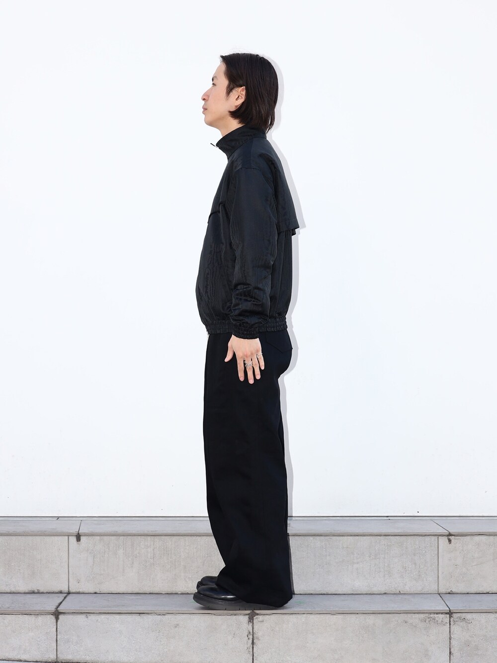 「シンプル、ビッグシルエット、ブラック、ワイドデニム、今日のコーデ、デニム、24ssトレンド」｜「JOHN LAWRENCE SULLIVANのRIGID DENIM WIDE PANTS（デニムパンツ、ブラック系）」を使った、yoshidaさん（メンズ・169cm）の冬コーディネートの3枚目の写真