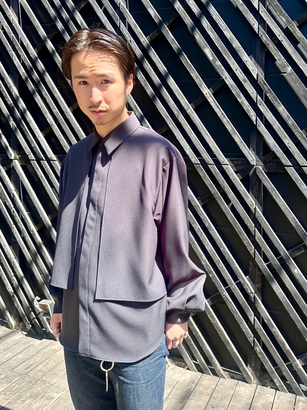 「今日のコーデ、低身長コーデ、シャツスタイル」｜「LiNoHのDOUBLE LAYRED LS SHIRT/ダブルレイヤードレギュラーカラーシャツ（シャツ/ブラウス、グレー系）」を使った、yoshidaさん（メンズ・169cm）の春コーディネートの4枚目の写真