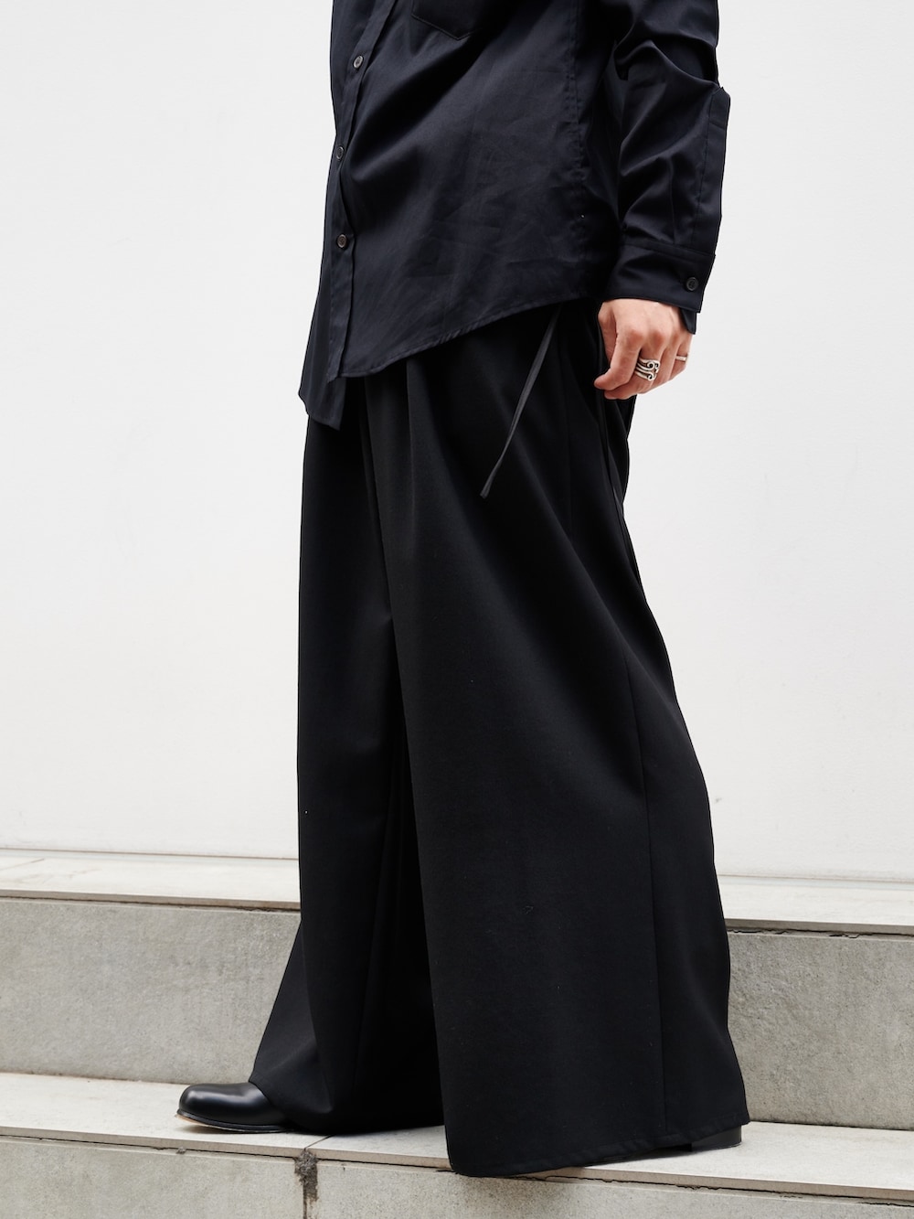 「アツいコーデ全部見せ、シンプル、モノトーンコーデ」｜「sulvamの【sulvam/サルバム】BODY OVERLAP STAND COLLAR SHIRT（シャツ/ブラウス、ブラック系）」を使った、yoshidaさん（メンズ・169cm）の夏コーディネートの6枚目の写真