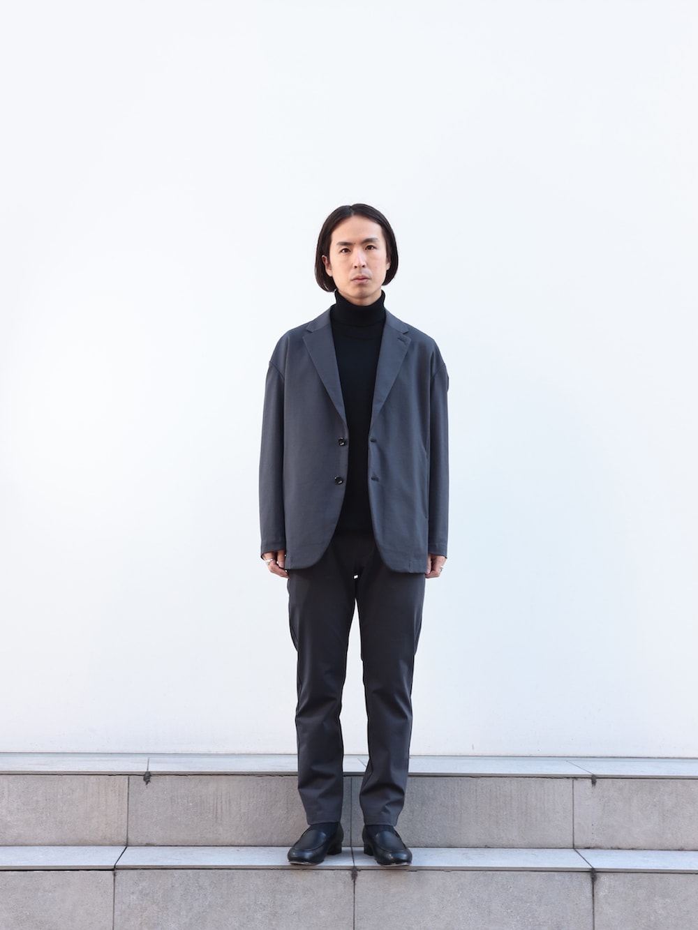 「新星WEARISTAにエントリー、今日のコーデ、大人コーデ」｜「ATTACHMENTのSTUDIOUS別注 SLIM SLACKS（スラックス、グレー系）」を使った、yoshidaさん（メンズ・169cm）の冬コーディネートの2枚目の写真