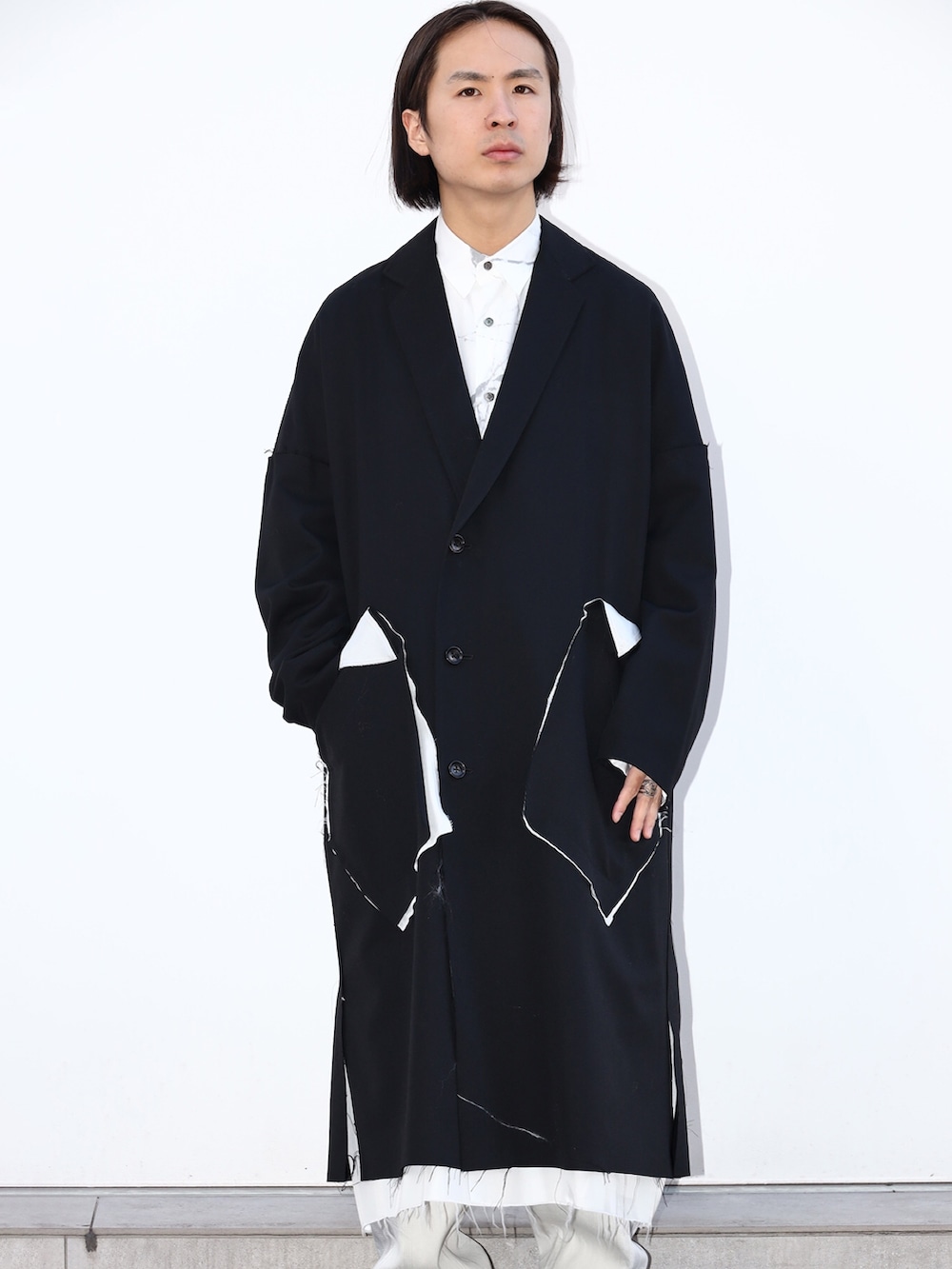 「冬を彩る色いろコーデ、レイヤードスタイル、大人コーデ、ビッグシルエット、ブラック、今日のコーデ」｜「sulvamの【sulvam/サルバム】Classic over coat（チェスターコート、ブラック系）」を使った、yoshidaさん（メンズ・169cm）の冬コーディネートの4枚目の写真