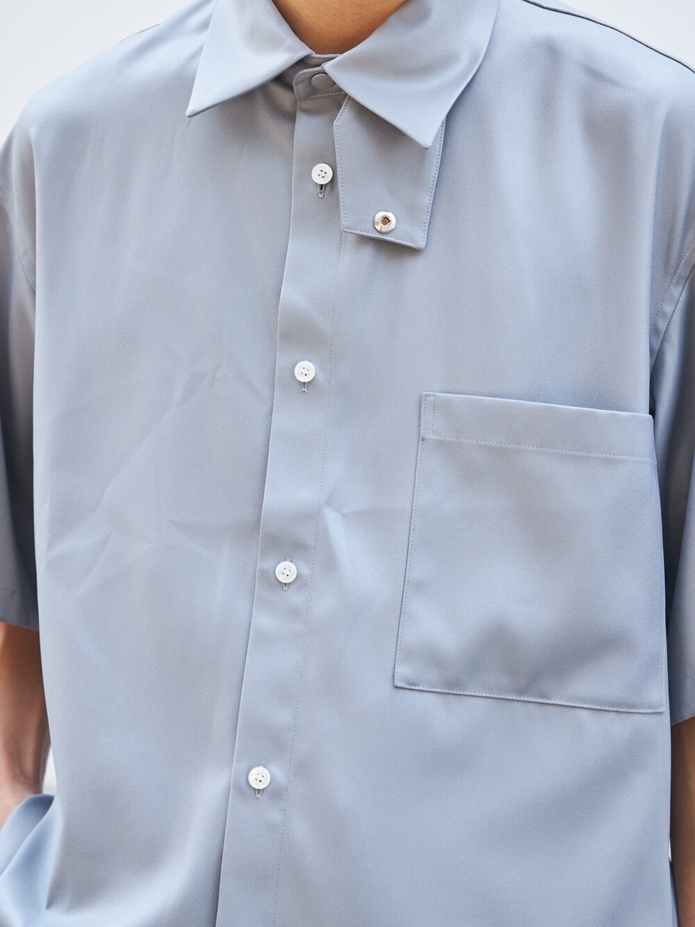 グレー系のシャツ/ブラウス、グレー系のその他パンツを着用したメンズの夏コーディネートの4枚目の写真