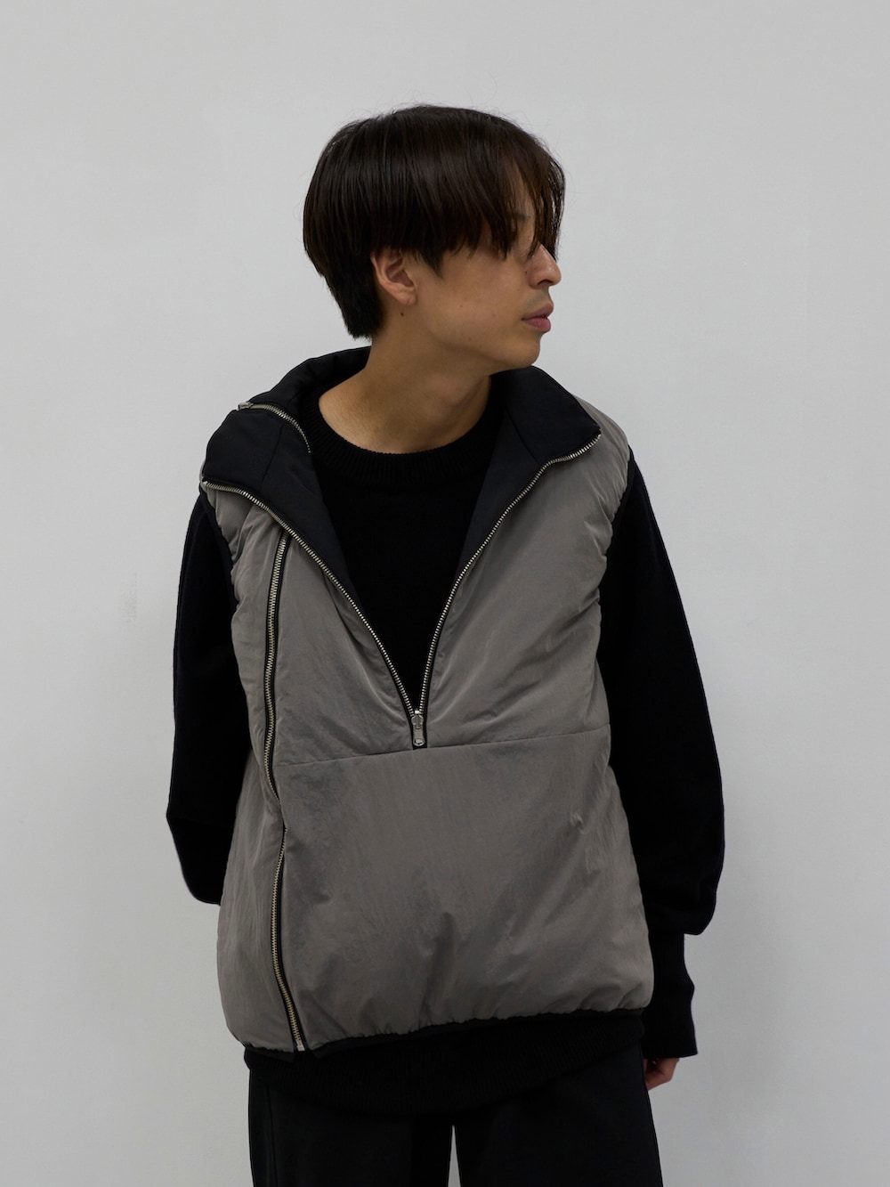 グレー系のベストを着用したメンズの秋コーディネートの2枚目の写真