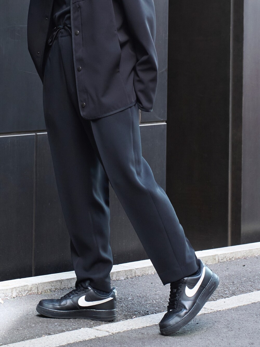「休日スタイル、黒、おでかけコーデ、シンブルコーデ、オールブラック」｜「N.HOOLYWOODのSTUDIOUS別注 098 TAPERD PANTS（スラックス、ブラック系）」を使った、yoshidaさん（メンズ・169cm）の冬コーディネートの5枚目の写真