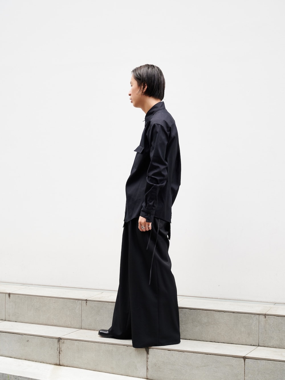 「アツいコーデ全部見せ、シンプル、モノトーンコーデ」｜「sulvamの【sulvam/サルバム】BODY OVERLAP STAND COLLAR SHIRT（シャツ/ブラウス、ブラック系）」を使った、yoshidaさん（メンズ・169cm）の夏コーディネートの2枚目の写真