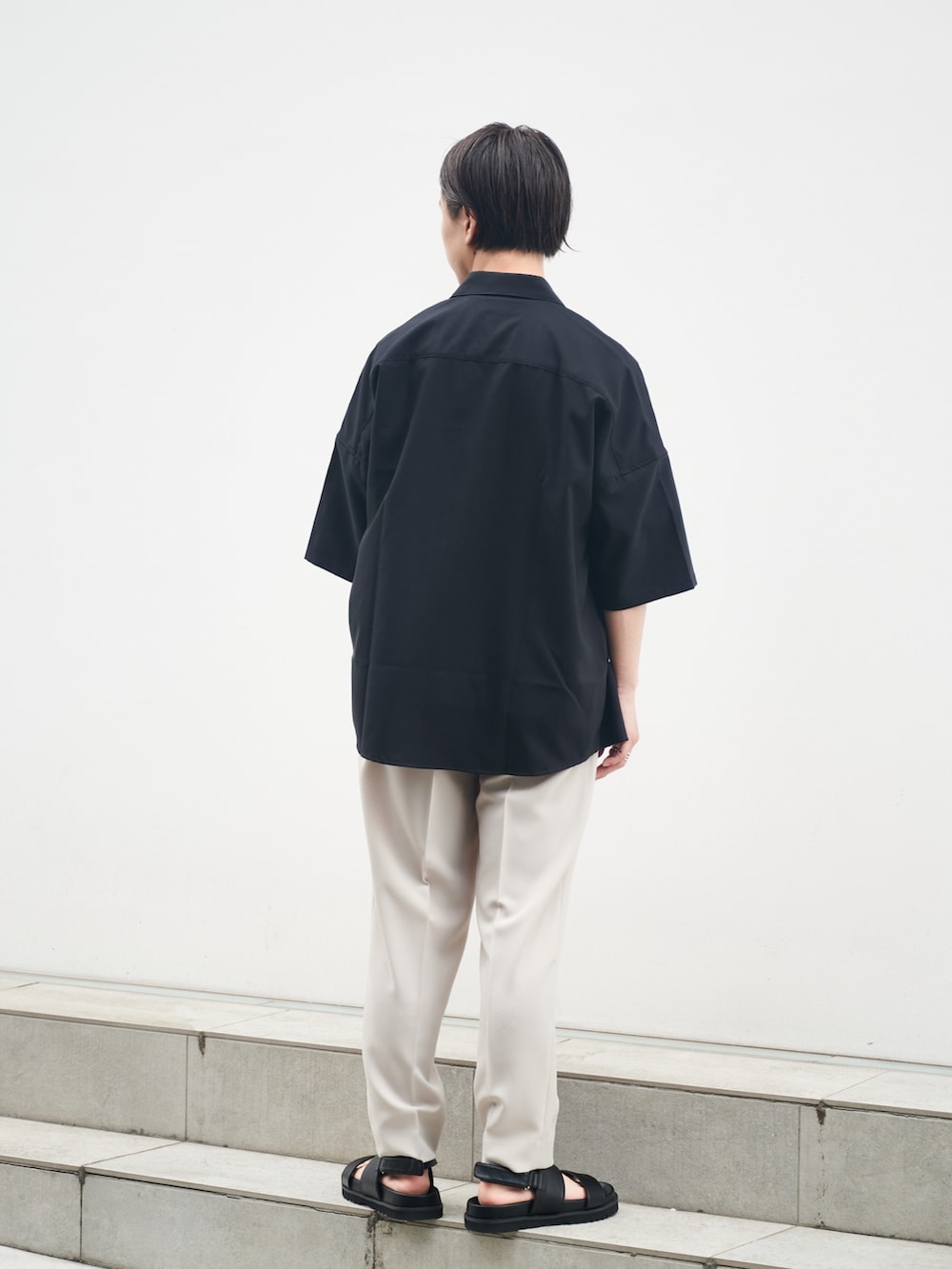 「シンプル、リラックススタイル、メンズコーデ」｜「SHAREEFのSTUDIOUS別注 切り替え SHIRTS（シャツ/ブラウス、ブラック系）」を使った、yoshidaさん（メンズ・169cm）の夏コーディネートの3枚目の写真