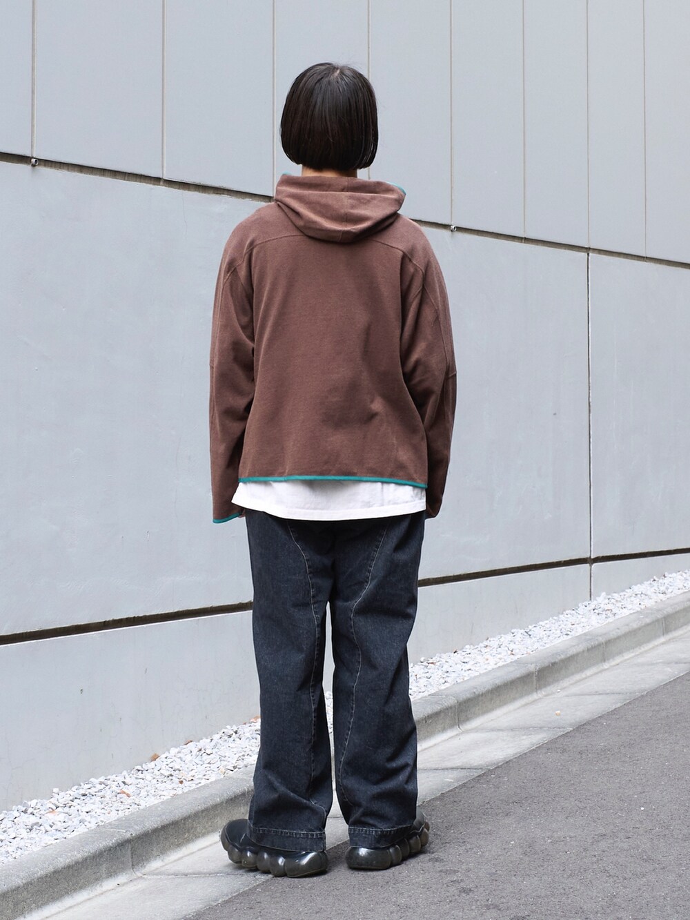 「お出かけコーデ、メンズファッション、休日スタイル、春、デニム、24ssトレンド」｜「JiedaのDRAPING DENIM PANTS（デニムパンツ、ブラック系）」を使った、yoshidaさん（メンズ・169cm）の冬コーディネートの4枚目の写真