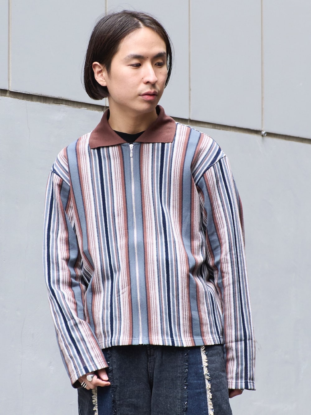 「お出かけコーデ、メンズファッション、休日スタイル、カジュアルコーデ、デニムパンツ、ビッグシルエット、24ssトレンド」｜「JiedaのSTRIPE SHIRT CARDIGAN（カーディガン/ボレロ、ブラウン系）」を使った、yoshidaさん（メンズ・169cm）の冬コーディネートの5枚目の写真