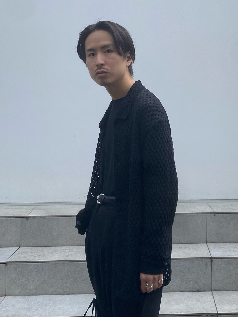 「メンズファッション、ビッグシルエット、オールブラック、スラックス」｜「LiNoHのCROCHET MESH KNIT CARDIGAN/クロシェメッシュポロニットカーディガン（カーディガン/ボレロ、ブラック系）」を使った、yoshidaさん（メンズ・169cm）の春コーディネートの4枚目の写真