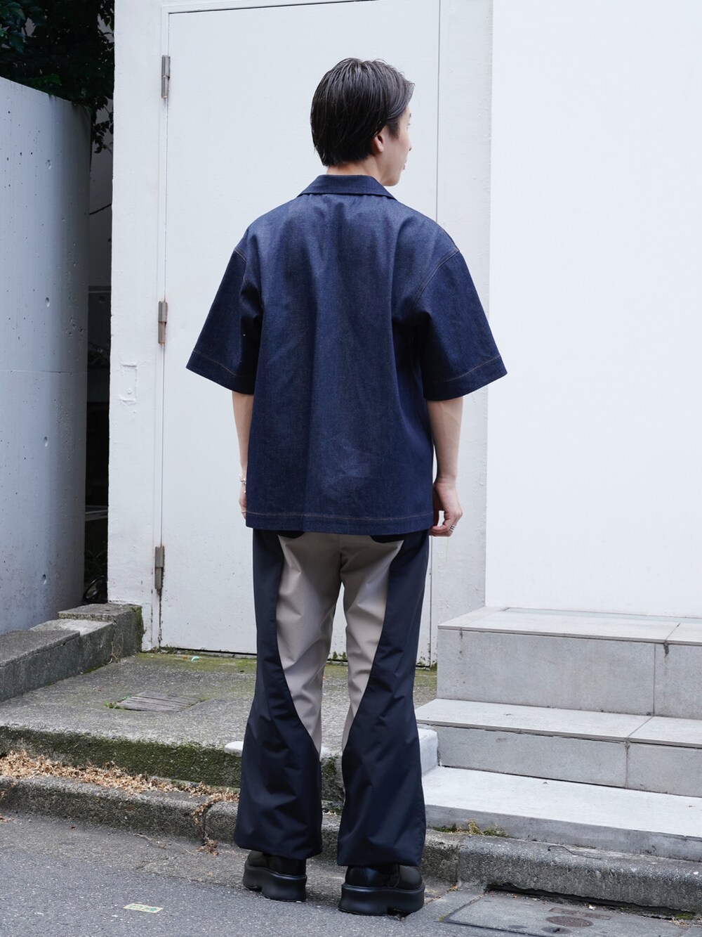 「休日コーデ、きれいめカジュアル、低身長コーデ」｜「th productsの【th products/ティーエイチプロダクツ】STUDIOUS別注 DENIM S/S SHIRT（シャツ/ブラウス、ブルー系）」を使った、yoshidaさん（メンズ・169cm）の夏コーディネートの3枚目の写真