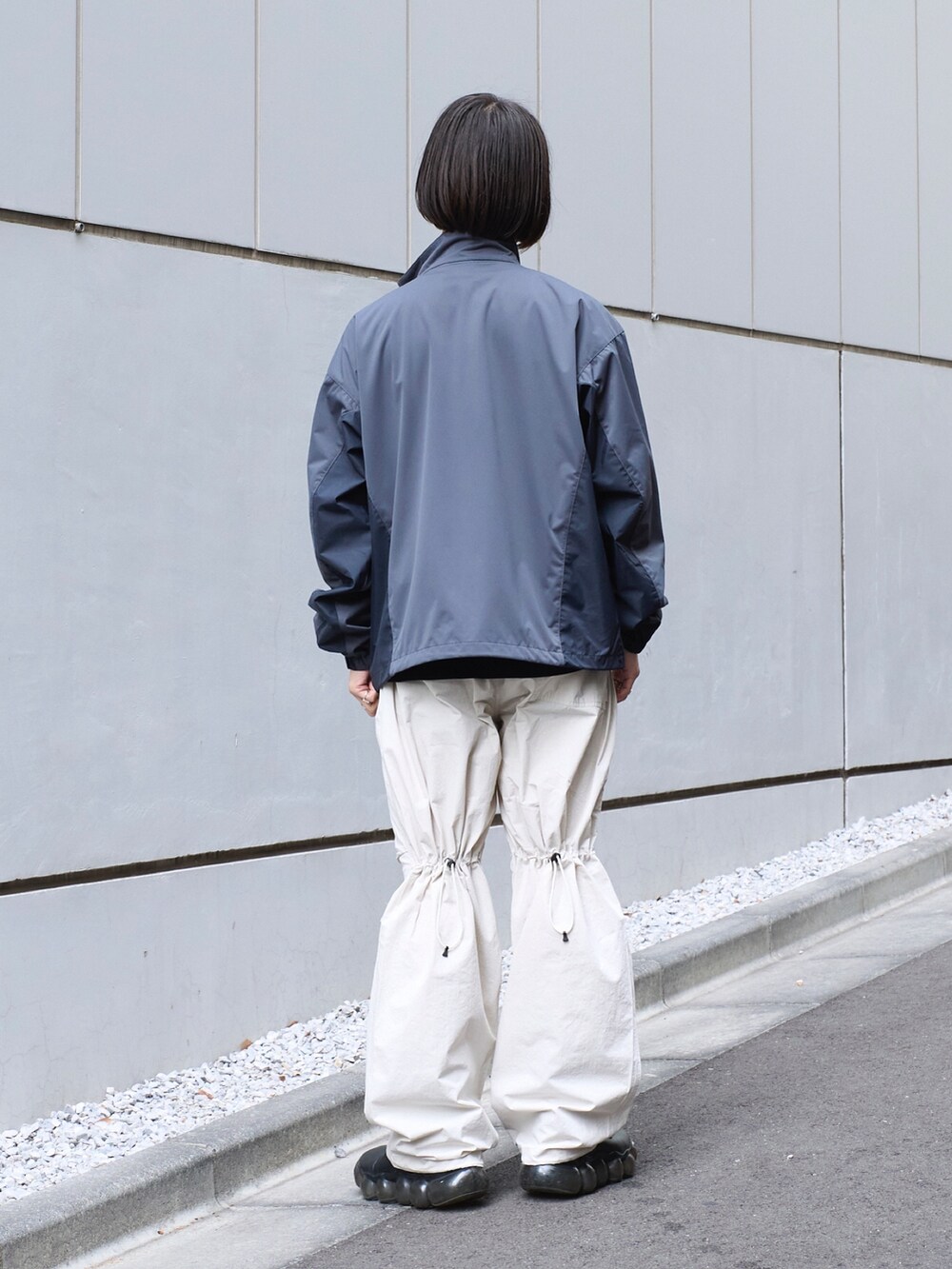 「メンズファッション、スニーカーコーデ、ストリートコーデ、厚底シューズ、24ssトレンド」｜「JiedaのSWITCHING JACKET（ナイロンジャケット、ブラック系）」を使った、yoshidaさん（メンズ・169cm）の冬コーディネートの3枚目の写真