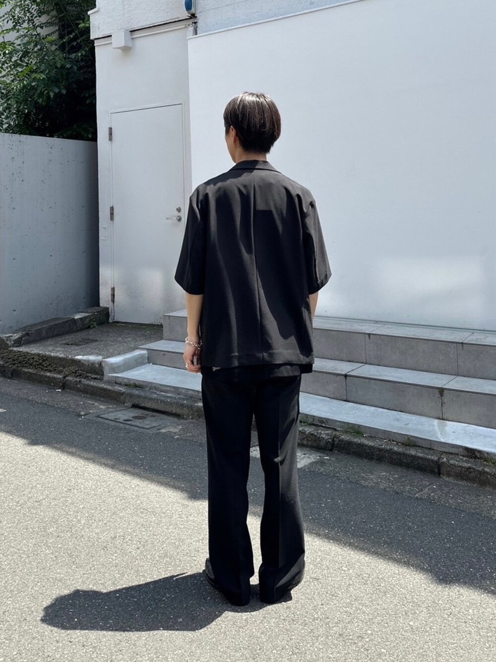 「シンプルスタイル、セットアップ」｜「STUDIOUSのFEEL AIRセミダブルハーフジャケット（テーラードジャケット、ブラック系）」を使った、yoshidaさん（メンズ・169cm）の春コーディネートの3枚目の写真