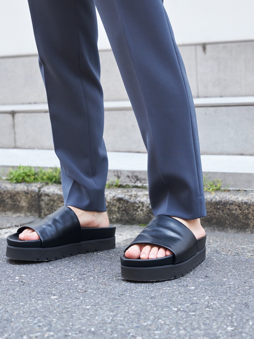 ブルー系のシャツ/ブラウス、グレー系のスラックスを着用したメンズの夏コーディネートの7枚目の写真