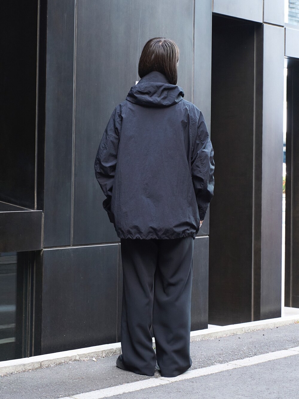 「休日スタイル、きれいめカジュアル、ワイドパンツ、黒」｜「N.HOOLYWOODのSTUDIOUS別注 098 WIDE PANTS（スラックス、ブラック系）」を使った、yoshidaさん（メンズ・169cm）の冬コーディネートの3枚目の写真