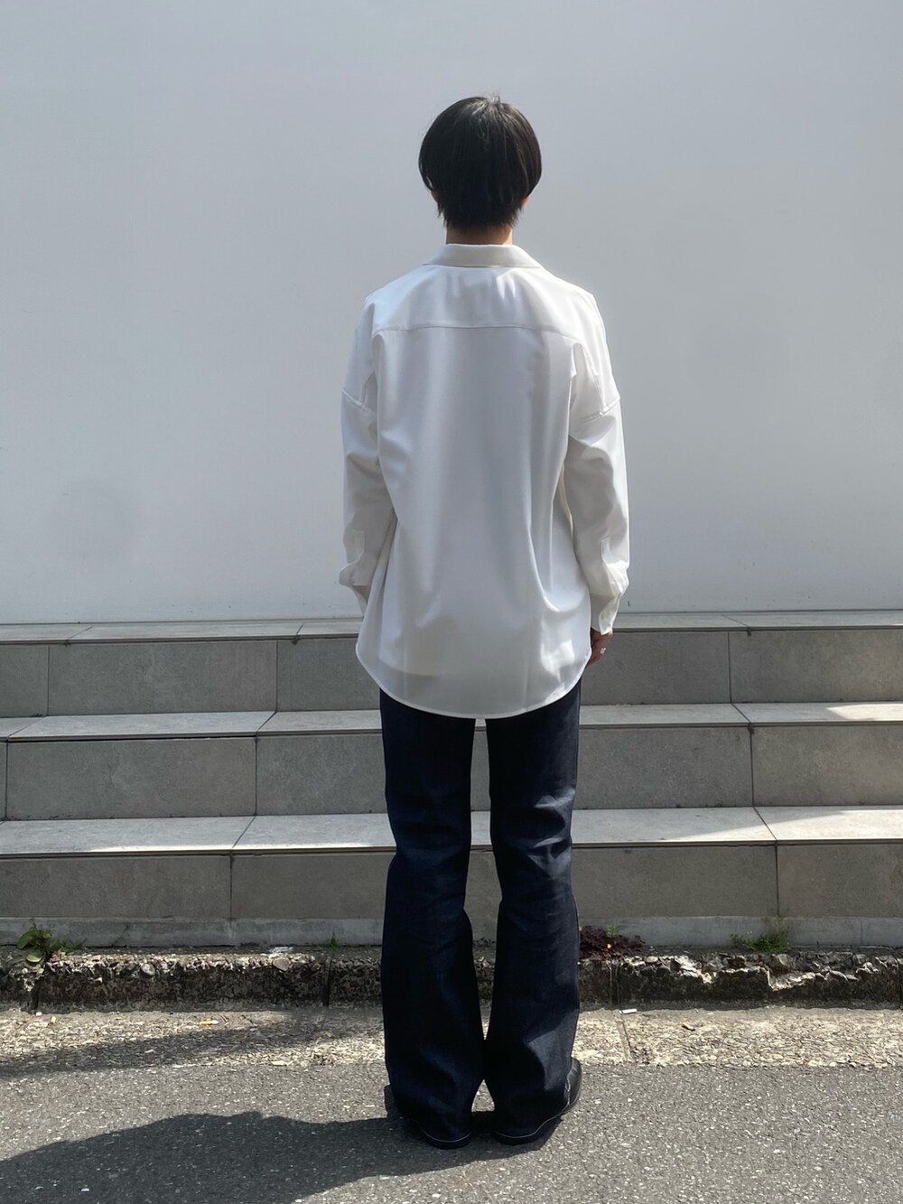 ホワイト系のTシャツ/カットソー、ブルー系のその他パンツ、ホワイト系のシャツ/ブラウスを着用したメンズの春コーディネートの3枚目の写真