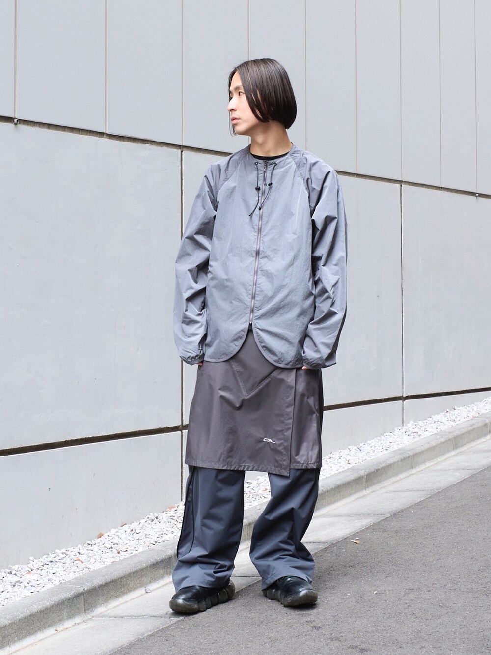 グレー系のブルゾンを着用したメンズの冬コーディネートの4枚目の写真