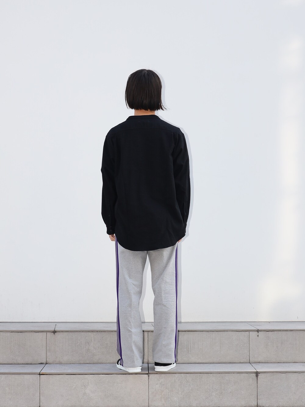 「おしゃ見えテクニック、大人カジュアル、メンズコーデ、カジュアルコーデ、低身長」｜「markaのBAND COLLAR SKIPPER SHIRT（カーディガン/ボレロ、ブラック系）」を使った、yoshidaさん（メンズ・169cm）の冬コーディネートの4枚目の写真