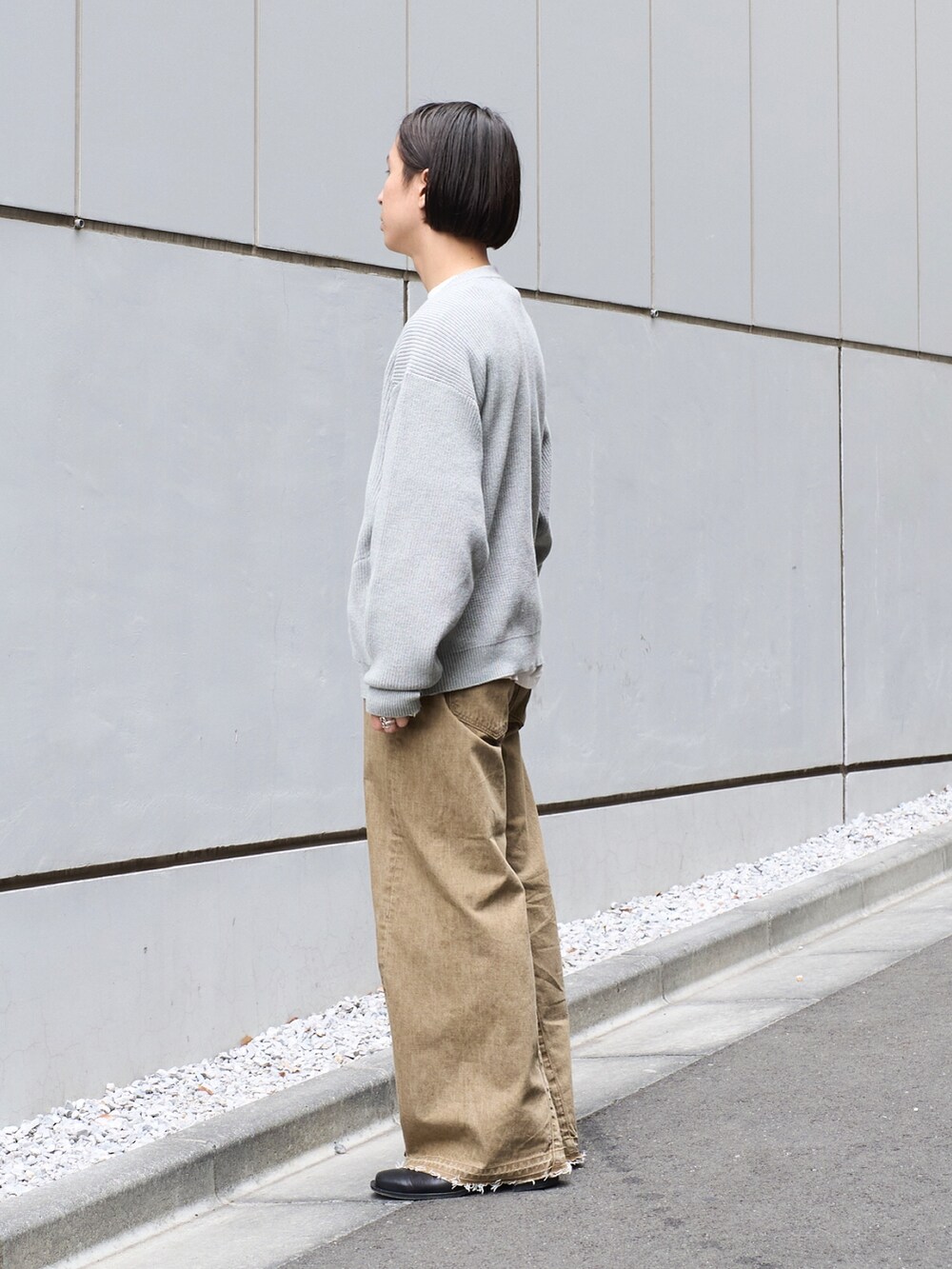 「お出かけコーデ、モノトーン、メンズファッション、休日スタイル、カジュアルコーデ、デニムパンツ、24ssトレンド」｜「JiedaのZIP UP KNIT（ニット/セーター、グレー系）」を使った、yoshidaさん（メンズ・169cm）の冬コーディネートの3枚目の写真