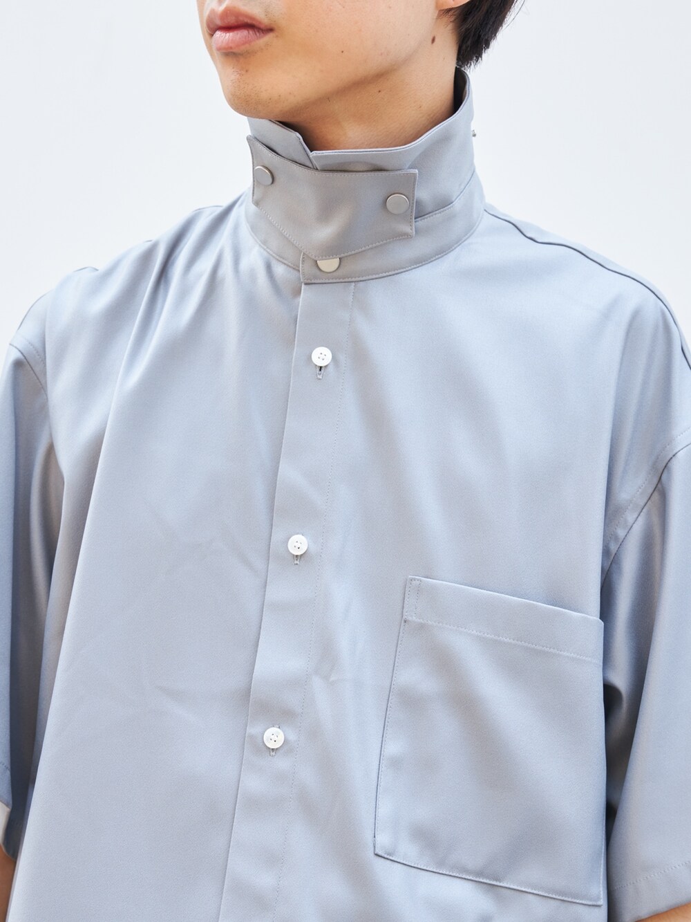 グレー系のシャツ/ブラウス、グレー系のその他パンツを着用したメンズの夏コーディネートの8枚目の写真