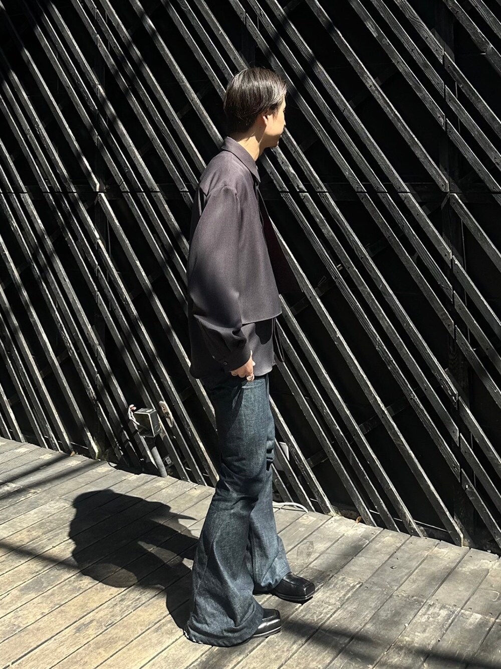「今日のコーデ、低身長コーデ、シャツスタイル」｜「LiNoHのDOUBLE LAYRED LS SHIRT/ダブルレイヤードレギュラーカラーシャツ（シャツ/ブラウス、グレー系）」を使った、yoshidaさん（メンズ・169cm）の春コーディネートの2枚目の写真