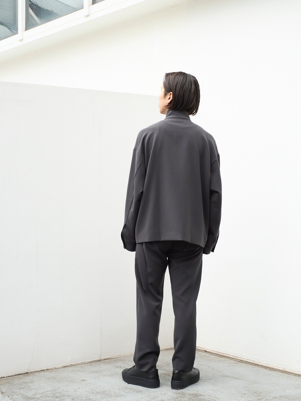 「新星WEARISTAにエントリー、スラックス、スニーカー、メンズコーデ、冬、グレー、シンプルコーデ」｜「CULLNIのSTUDIOUS別注 STANDCOLLAR JKT（ブルゾン、グレー系）」を使った、yoshidaさん（メンズ・169cm）の冬コーディネートの3枚目の写真