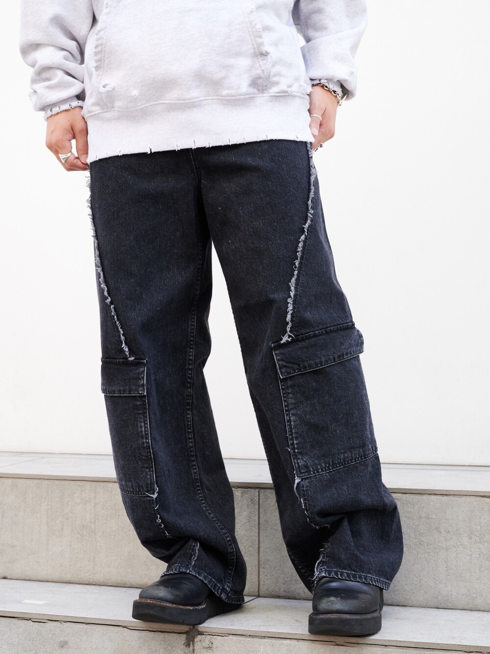 「デニム、ストリート、カーゴパンツ、シンプルコーデ、パーカー、24ssトレンド」｜「JiedaのJieDa STATE SWEAT HOODIE（パーカー、グレー系）」を使った、yoshidaさん（メンズ・169cm）の秋コーディネートの5枚目の写真