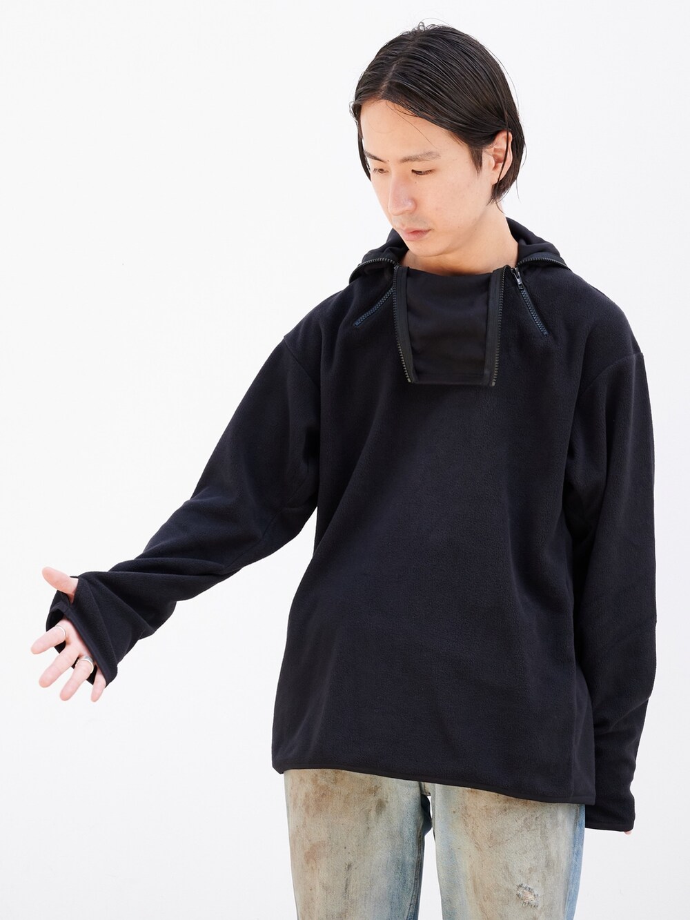 ブラック系のパーカーを着用したメンズの夏コーディネートの4枚目の写真