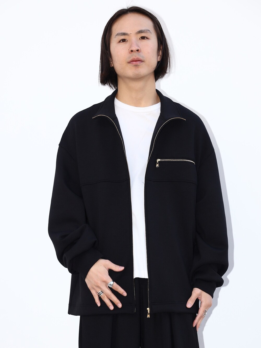「スウェット、シンプル、ブラック、キレイめ、メンズコーデ、ワントーンコーデ」｜「CULLNIのSTUDIOUS別注FULLZIP STANDCOLLAR（スウェット、ブラック系）」を使った、yoshidaさん（メンズ・169cm）の冬コーディネートの6枚目の写真