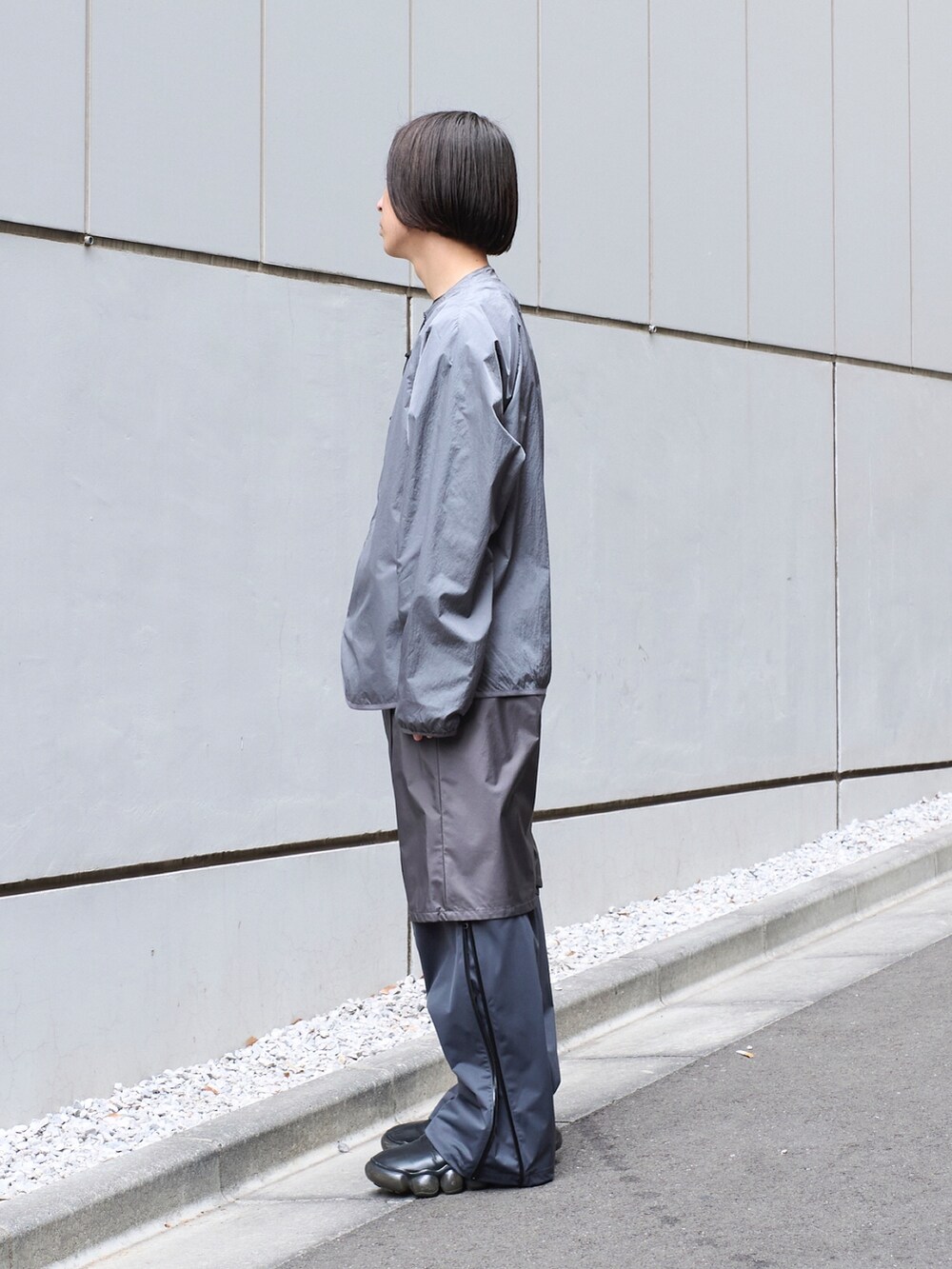 グレー系のブルゾンを着用したメンズの冬コーディネートの5枚目の写真