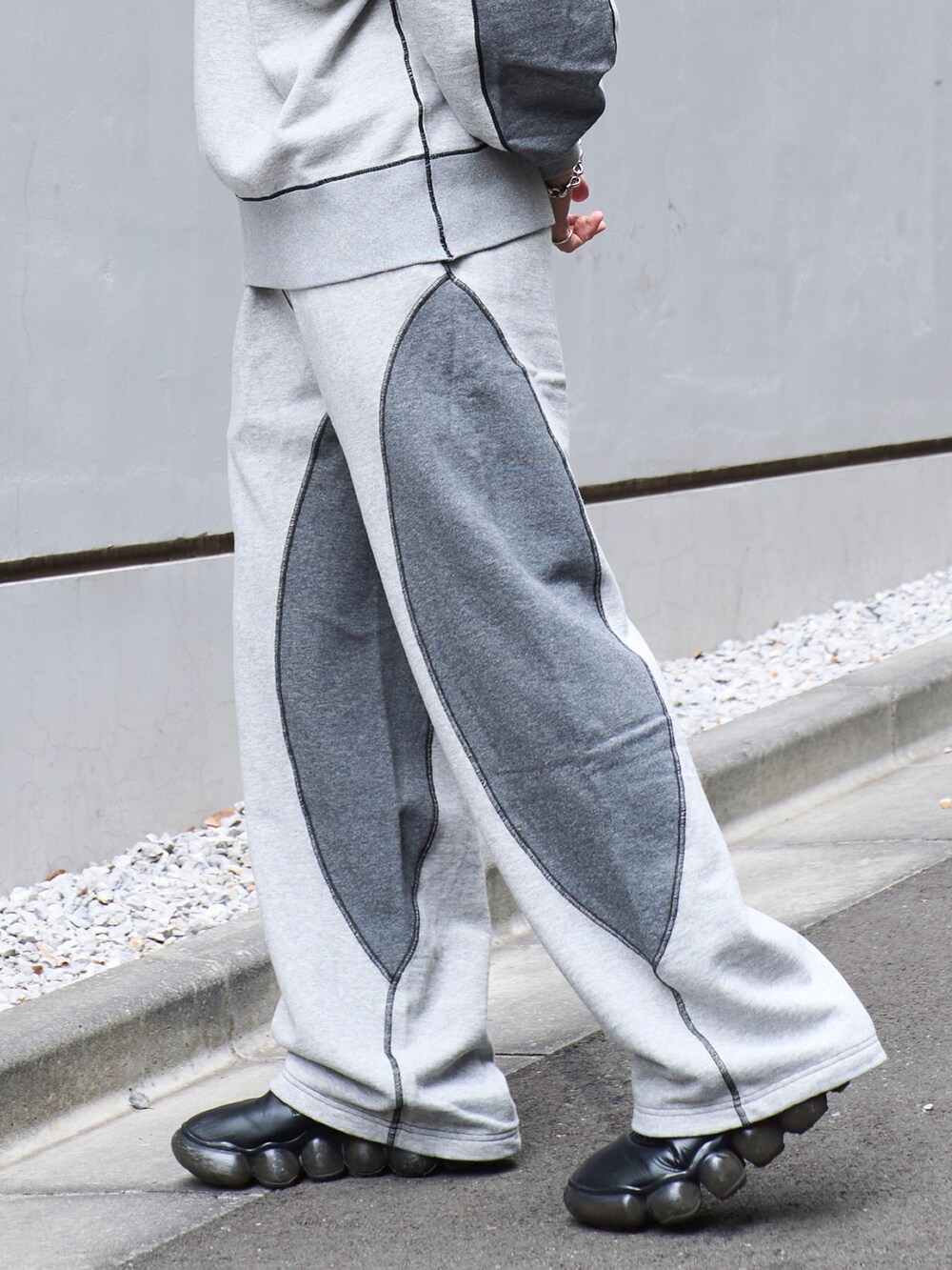 グレー系のスウェットを着用したメンズの冬コーディネートの7枚目の写真